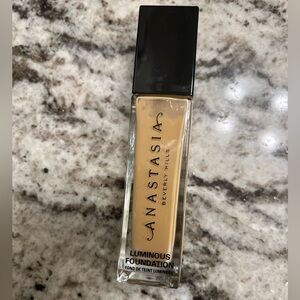 Anastasia Beverly Hills Luminous Foundation: shade 300C